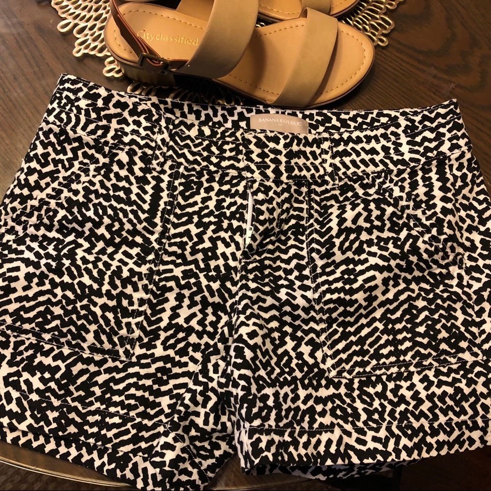 Perfect condition!  Size 2 B&W Banana Shorts!